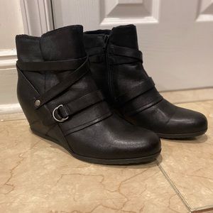 Baretraps ankle wedge booties 9.5